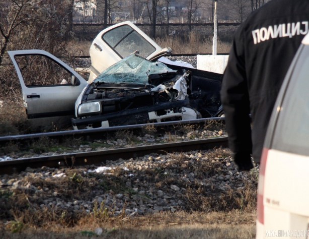 Возилото на полицаецот смачкано од ударот на возот (ФОТО)