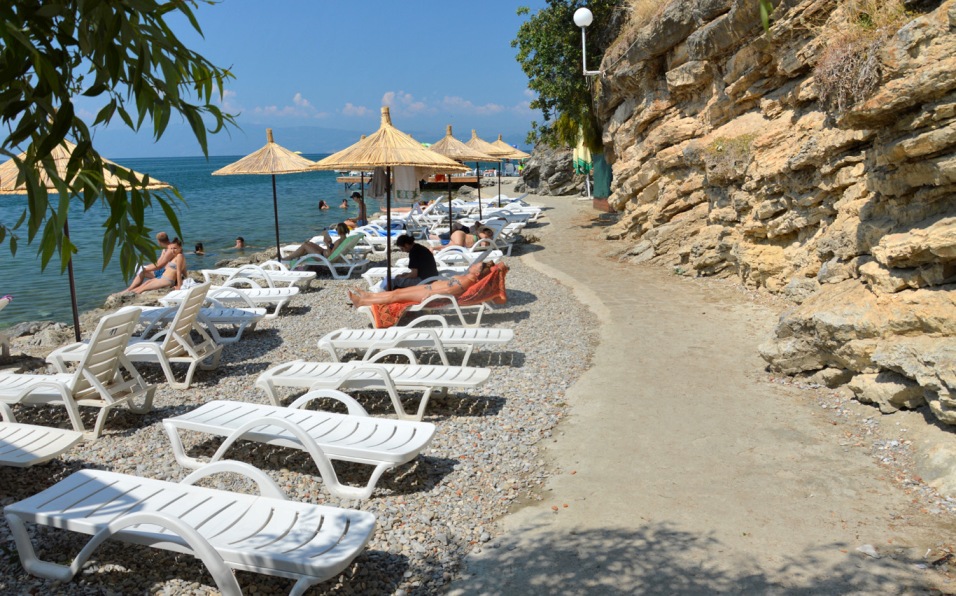 Владата размислува да ја преземе надлежноста за плажите во Охрид и Струга