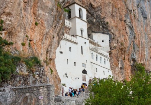 Црна Гора протерува свештеници и монаси на СПЦ