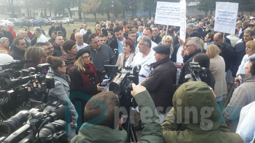 ВО ЖИВО: Вработените во Клинички остануваат на своите барања, протестот продолжува