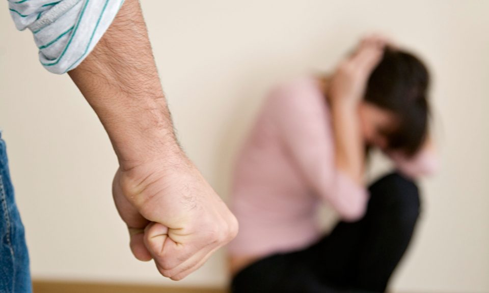 Гостиварец во притвор за малтретирање на сопругата
