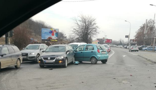 Тешко повредена жена при судар на три возила