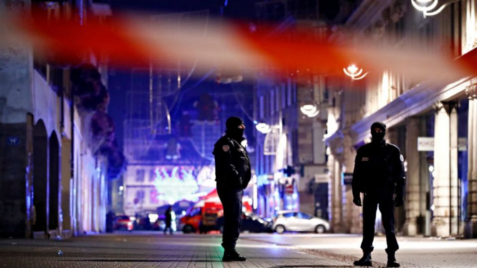 Полицијата го лови напаѓачот на божиќниот пазар во Стразбур (ВИДЕО)