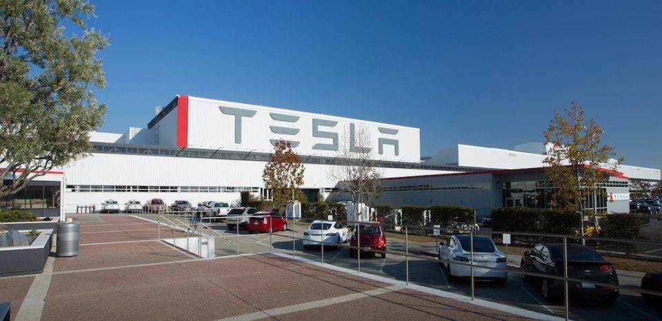 „Тесла“ побарува 167 милиони долари отштета од поранешен вработен