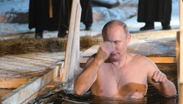 Путин откри зошто никогаш не го вади крстот што му го дала мајка му (ВИДЕО)