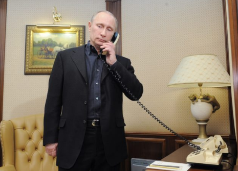 Путин зборува на телефон со вртење