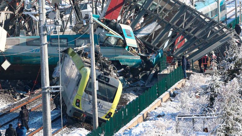 Тројца уапсени по железничката несреќа во Турција