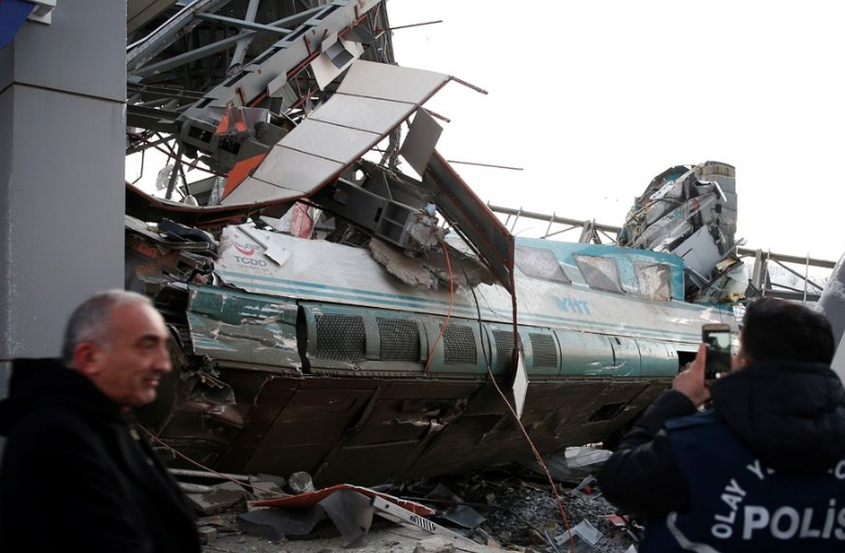Железничката несреќа во Турција – најмалку девет загинати (ВИДЕО)