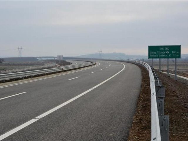 Повторно затворен патот Приштина-Скопје, долги колони и до четири часа чекање за да се стаса до граница