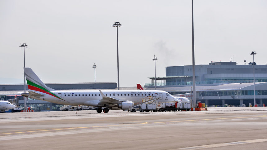 Заради пукнато стакло, авионот на Каракачанов наместо во Брисел принудно слетал во Виена
