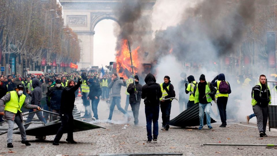 Над 1.300 уапсени и 118 повредени во насилните протести во Франција