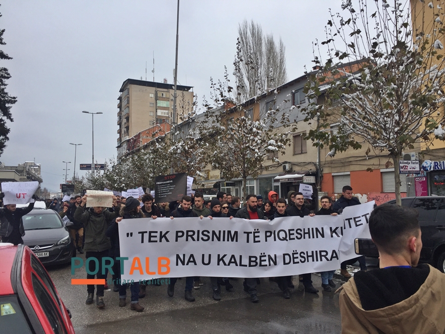 МОН за протестот во Тетово: Со внимание ги следиме барањата на студентите