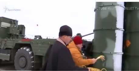 Руски поп освети ракетен систем (ВИДЕО)