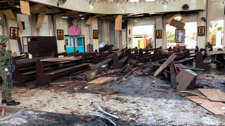 17 загинати, десетици ранети во бомбашки напад во црква на Филипини (ФОТО)