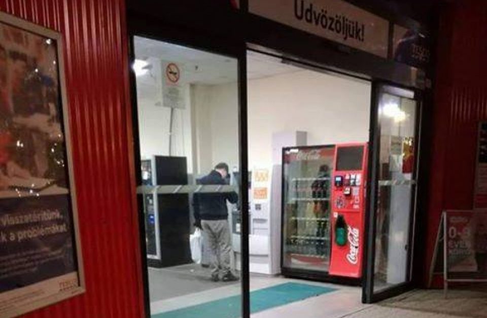 Нова папарацо фотка од Груевски, сликан пред банкомат (ФОТО)