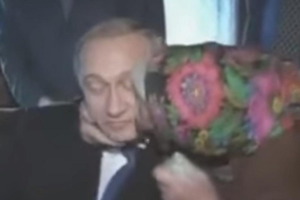 Баба се обиде да го бакне Путин во уста (ВИДЕО)