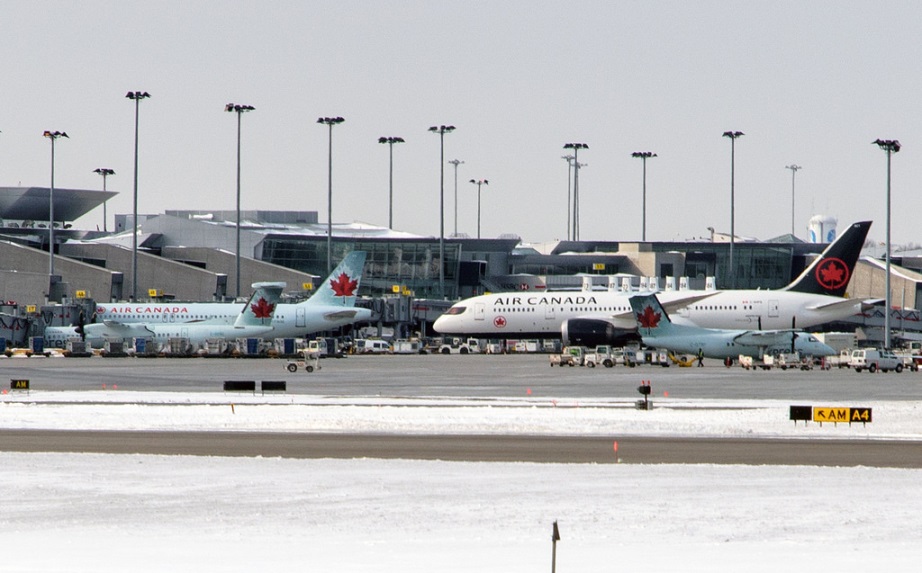 Евакуиран авион во Канада откако патниците се пожалиле на мачнини
