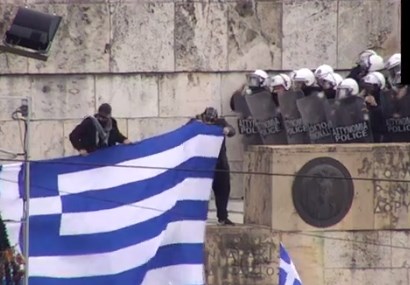 Маскирани лица со грчки знамиња сакаа да влезат во Парламентот (ФОТО)