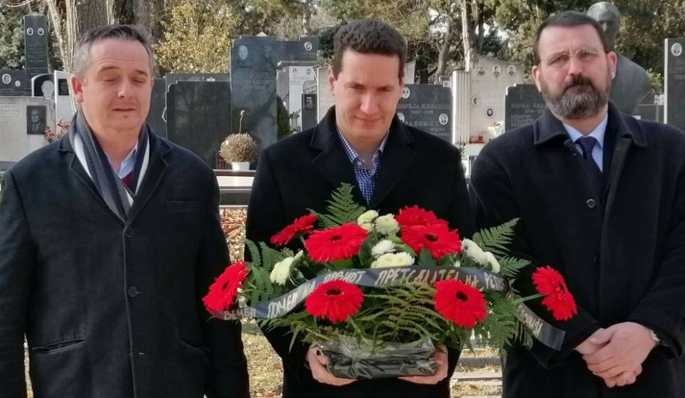 ВМРО-ДПМНЕ положи цвеќе со порака:„Партиските наследници го погазија делото на Глигоров“