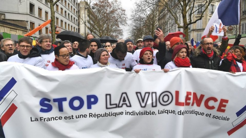 Протести на „црвените шамии“ во Париз