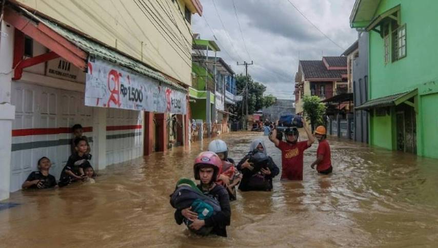 Поплави однесоа 68 животи во Индонезија (ВИДЕО/ФОТО)