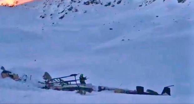 Петмина загинати при судар на авион и хеликоптер на Алпите