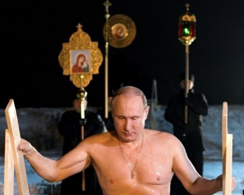 Путин не пропушти да влезе во студена вода за Водици (ФОТО)