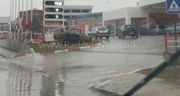 Три лица повредени во сообраќајната несреќа во Радовиш (ФОТО)