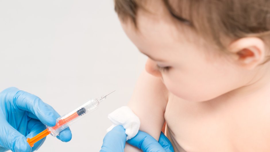 Заев, Филипче и Царовска ги убедуваа родителите оти е добро да си ги вакцинираат децаа