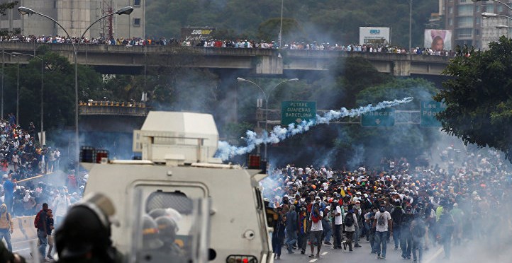 Хаос во Венецуела, судир меѓу војската и демонстрантите (ВИДЕО)