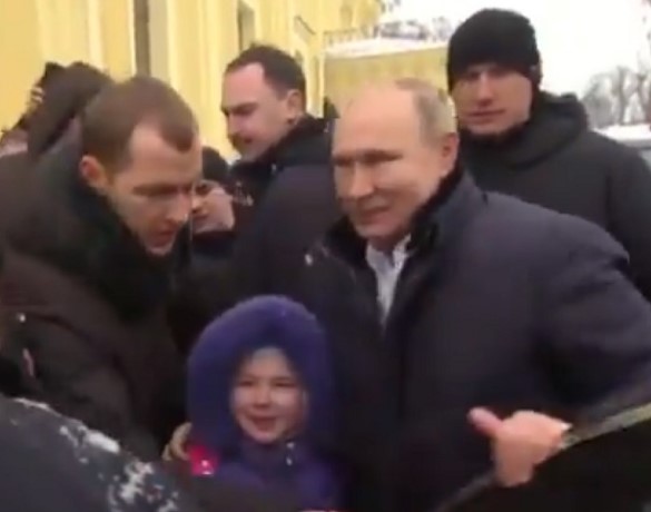 Путин излезе од возилото за да се слика со расплакано девојче (ВИДЕО)