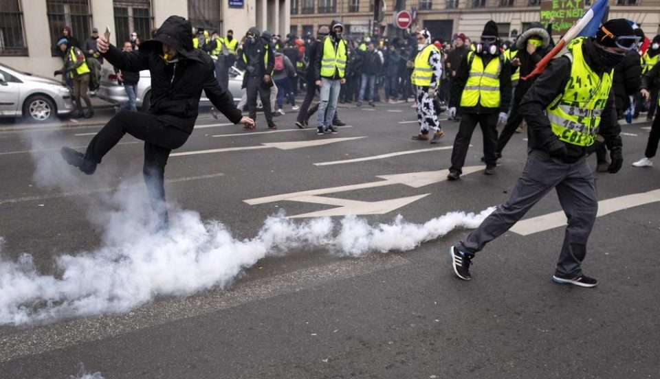 Жолтите елеци фрлаа шишиња и камења по полицијата, таа возврати со солзавец (ФОТО)