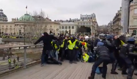 „Жолтите елеци“ во жестока тепачка со полицијата (ВИДЕО)