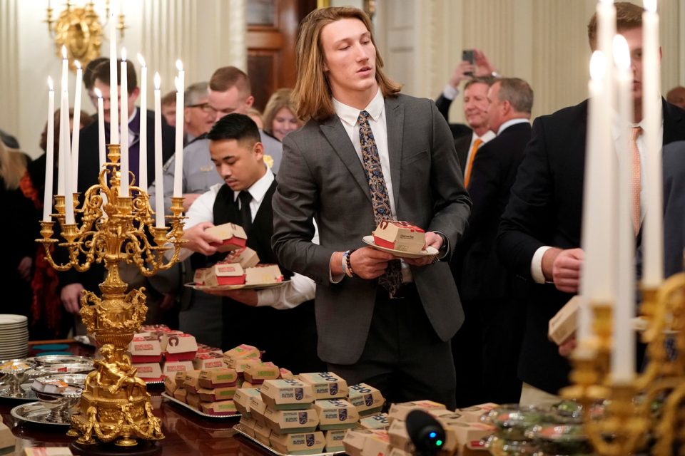 Трамп ги пречека американските шампиони во фудбал со 300 хамбургери кои сам ги платил