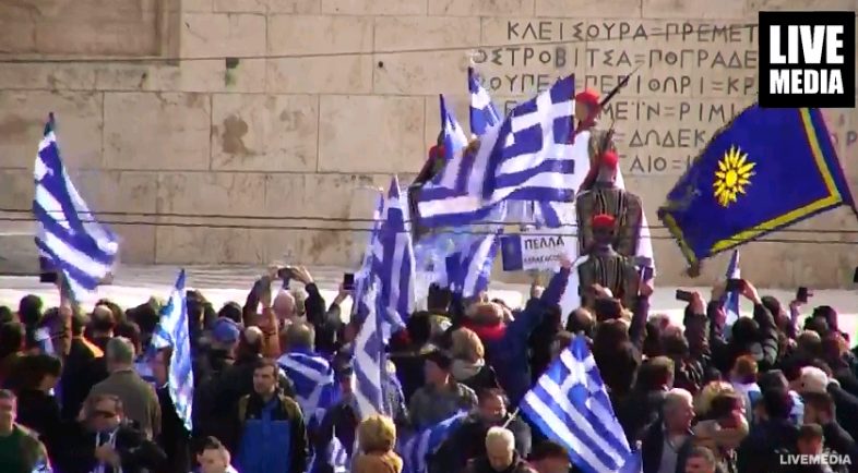 Сериозни инциденти на протестот во Атина – повредени најмалку 15 лица
