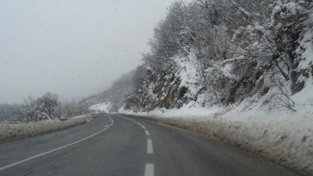Поради снег и ветер забрана за камиони на патот Маврово – Дебар