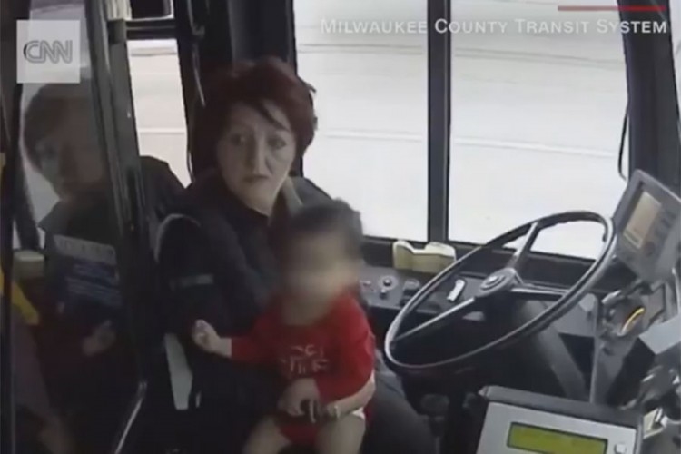 Жена возач на автобус спаси бебе додека талкаше на улица