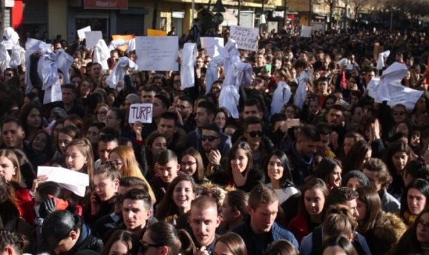 Студентите во Албанија почнуваат штрајк со глад