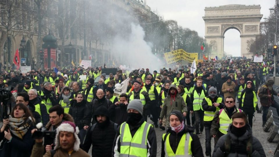 Судири во Бордо и Париз: Жолтите елеци пак на улица