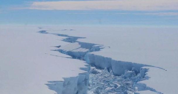 На Антартикот откриена шуплина голема колку Флорида (ФОТО)