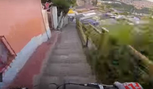 Сиромашните фавели видени низ велосипед (ВИДЕО)