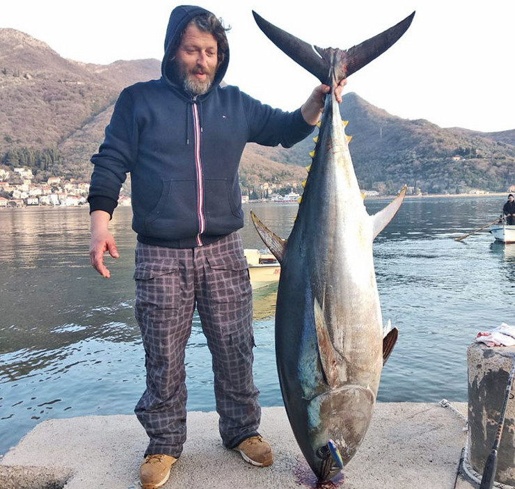 Црногорец уловил капиталец тежок 72 килограми голем колку и рибарот