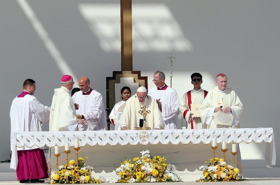 Папата одржа миса во Абу Даби пред 180.000 луѓе (ВИДЕО)