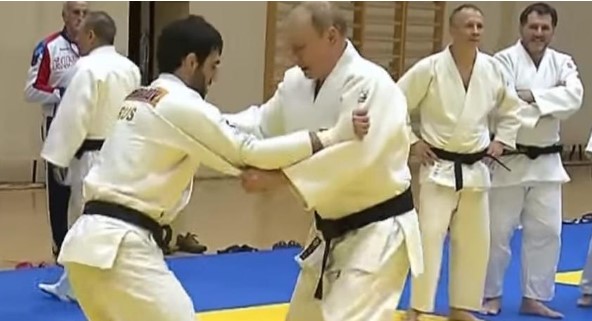 Си го повреди прстот: Путин го предизвика олимпискиот шампион во џудо (ВИДЕО)