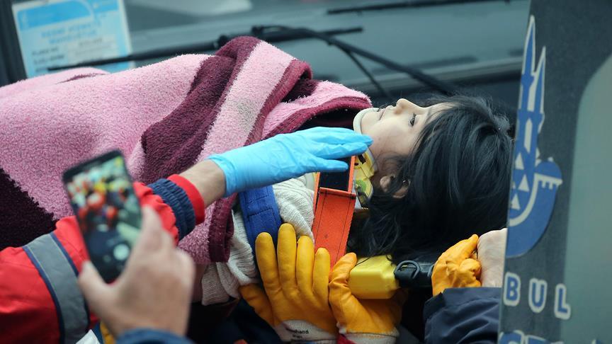 Девојче и момче спасени од под урнатините на зградата во Истанбул (ВИДЕО)