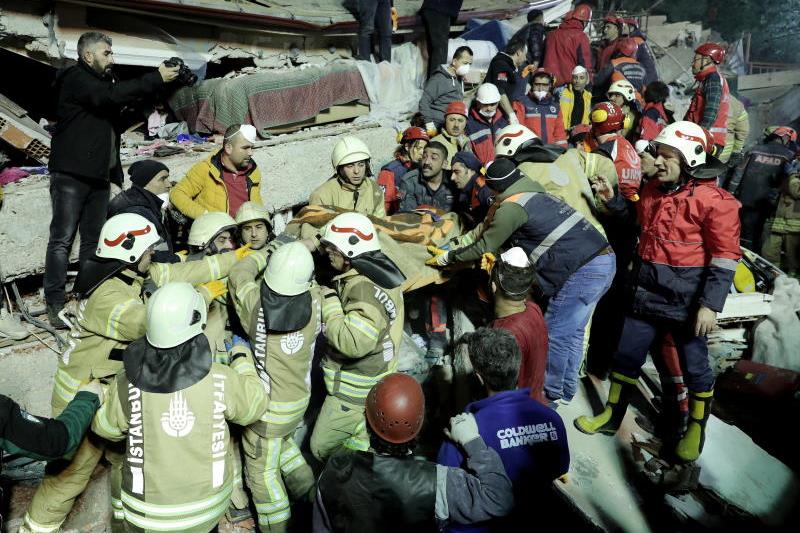 Двајца загинати и шест повредени при уривањето на зграда во Истанбул (ВИДЕО)