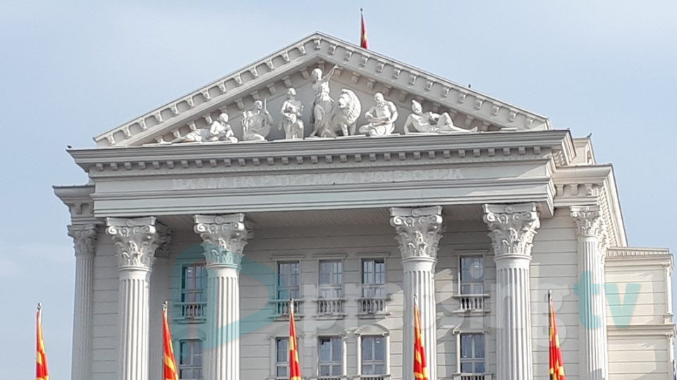„Северна“ на зградата на Владата ќе биде на македонски и албански јазик