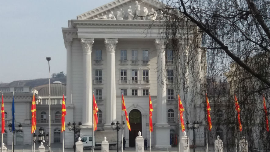 Поставена плоча пред Влада со новото име Северна Македонија