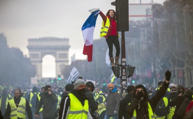 Нов протест на „жолтите елеци“ во Париз (ВИДЕО)