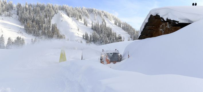 Десет скијачи загинаа во лавини на Алпите